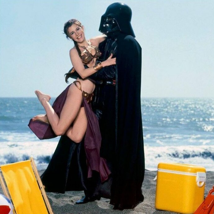 24. Принцесса Лея проводит день на пляже со своим отцом, 1983 г.
