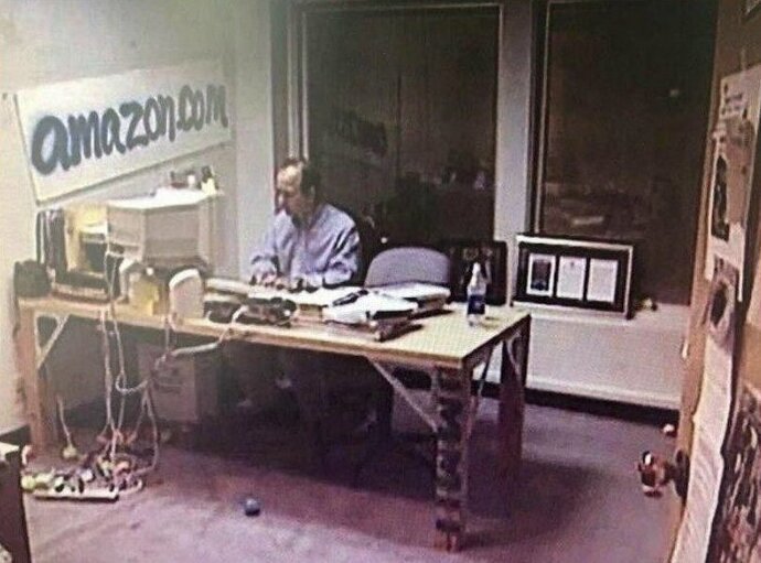 23. Самый богатый человек в мире, Джефф Безос, в своем офисе в 1999 году