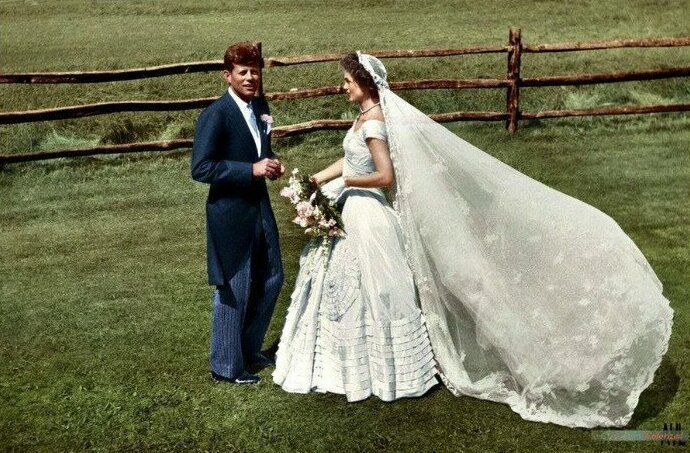 28. Джон Кеннеди и Джеки в день их свадьбы, 1953 г.
