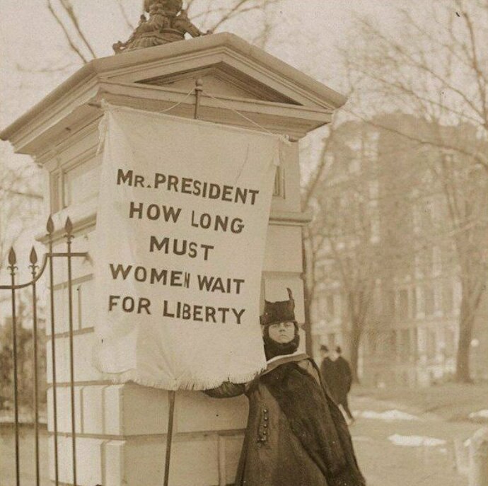 13. Женщина в одиночном пикете перед Белым домом, 1917 г.