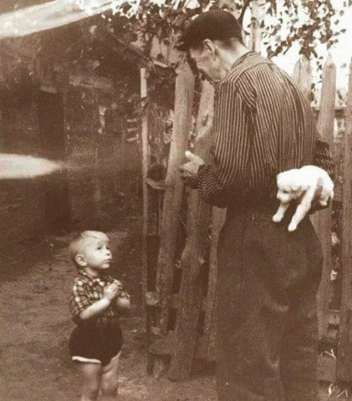 1. Маленький мальчик ждет подарка на день рождения от папы, 1929 г.