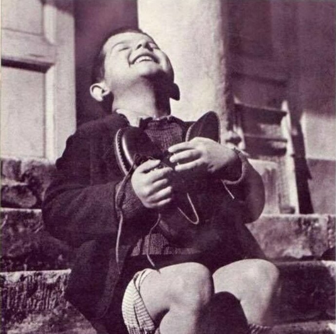 4. Сирота, получивший новые ботинки, 1944 г.