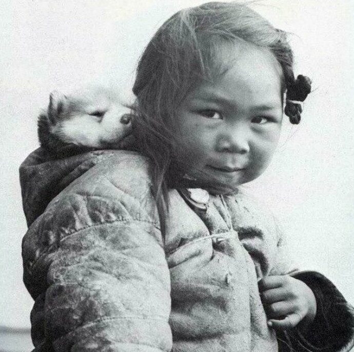 7. Девочка-инуитка со своим щенком хаски, 1920-е гг.