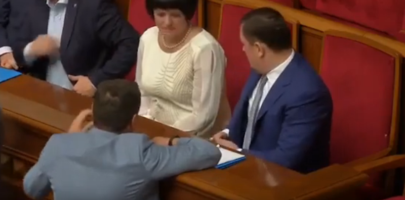 Неловко получилось: украинский чиновник на заседании Рады попытался спрятать дорогие часы
