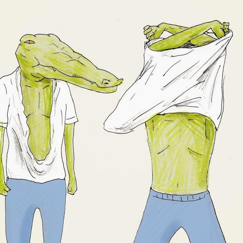 3. Крокодил пытается снять футболку