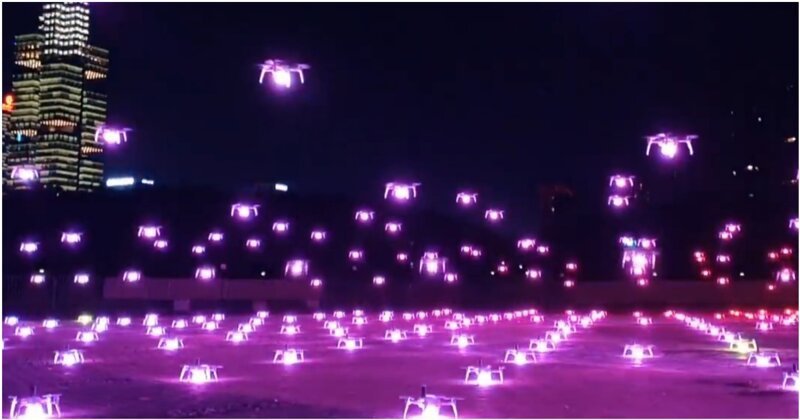 Впечатляющее футуристическое шоу с участием 526 беспилотных дронов
