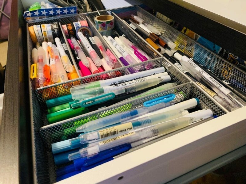 3. «Я решил разложить свои ручки по цветам»