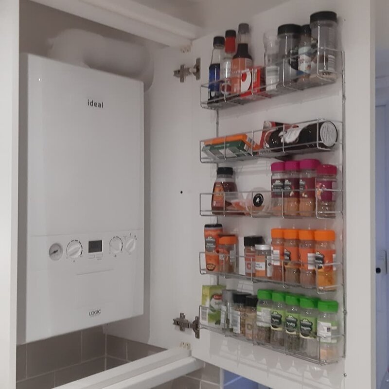 14. «При нехватке места на кухне, можно организовать хранение на дверце шкафа нагревателя»