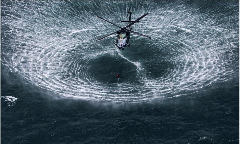 Khairul Amilin Вертолет приближается к поверхности воды. 