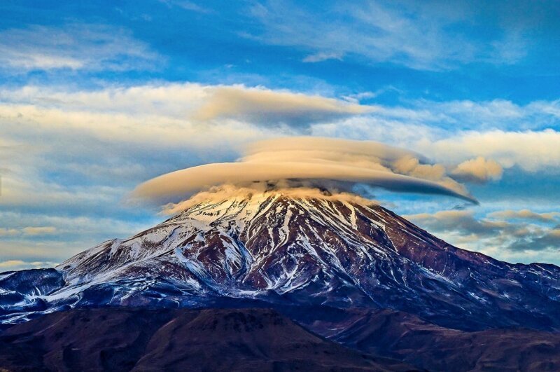 Ashkan Razavi Линзообразные облака над стратовулканом Демавенд. 