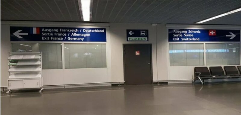 А выйти из этого аэропорта можно аж в три страны! Францию, Швейцарию и Германию! Вот как это выглядит: