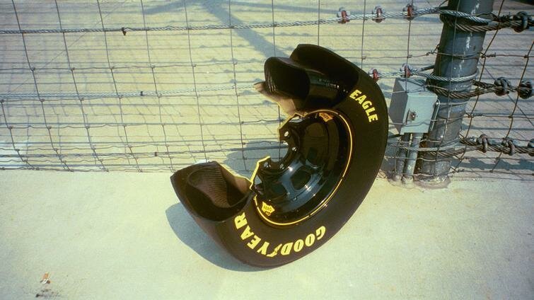 Разрезанное колесо гоночного автомобиля NASCAR с внутренним "предохранительным вкладышем"