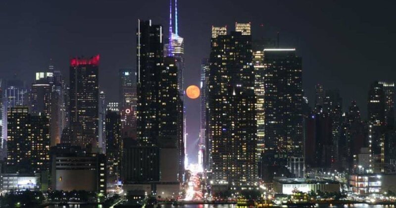 Нью-Йорк, Нью-Йорк… Луна поднимается над городом.