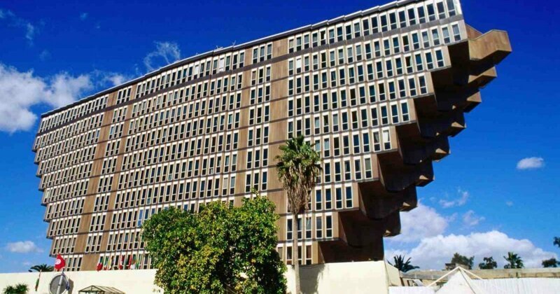 Невероятный отель в Тунисе.Hotel Du Lac, построенный в в 1970-х годах итальянским архитектором Раффаэле Континьяни.
