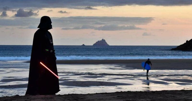 Определенно неожиданный посетитель пляжа ​​Один из участников фестиваля, посвященного «Звездным войнам». Портмаги, Ирландия.