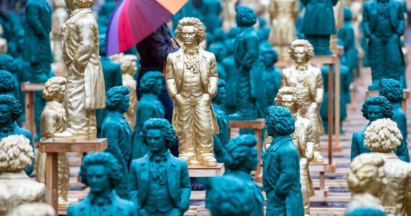 На площади немецкого городка Бонн появилась инсталляция «Людвиг ван Бетховен — Ода к Радости». Она состоит из 700 статуй великого композитора.