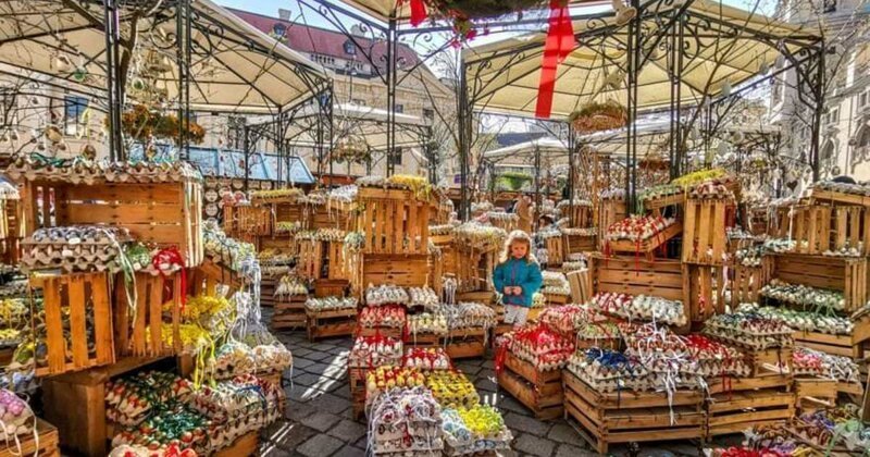 Девочка выбирает яйца на традиционном пасхальном рынке. Вена, Австрия.