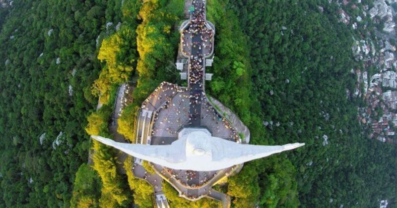 Вид сверху на статую Христа-Искупителя в Рио-де-Жанейро, Бразилия.