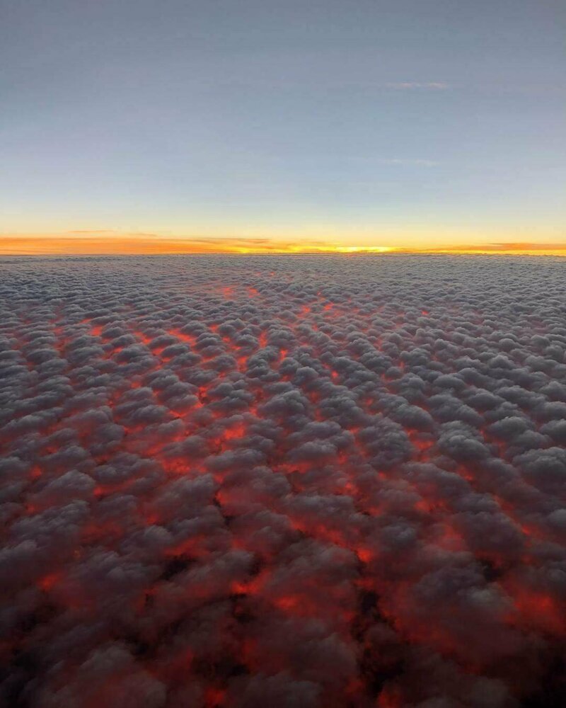 Так выглядят кучевые облака и закат солнца на высоте 9 144 метра (30000 футов)