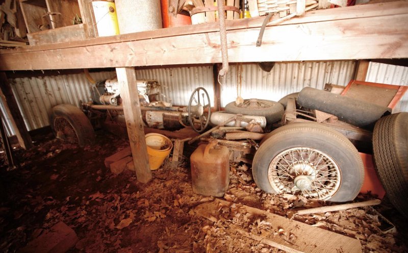Jaguar XK120, угнанный более 50 лет назад, был найден в сарае под столом