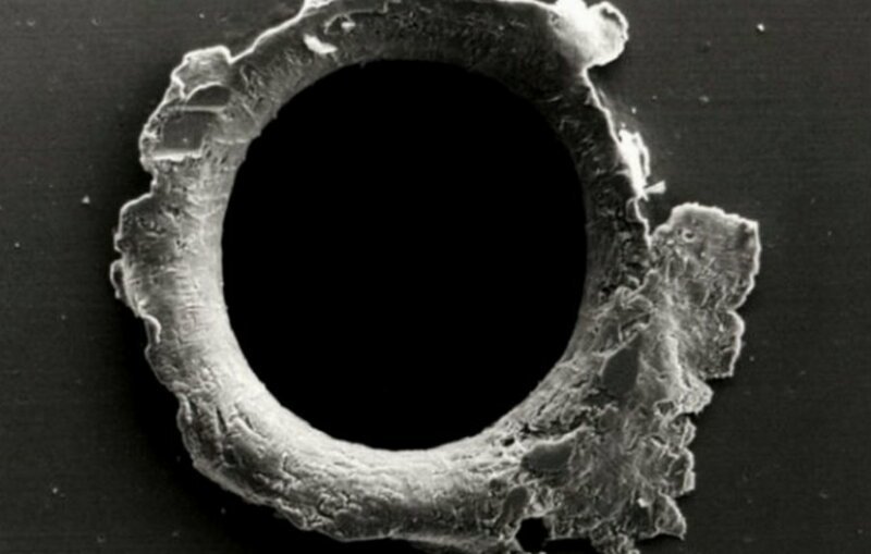 Что способен натворить в космосе метеорит размером с песчинку