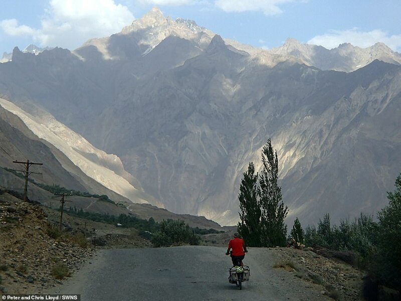 В день туристы проезжали примерно по 50 километров. На фото - Памирский тракт
