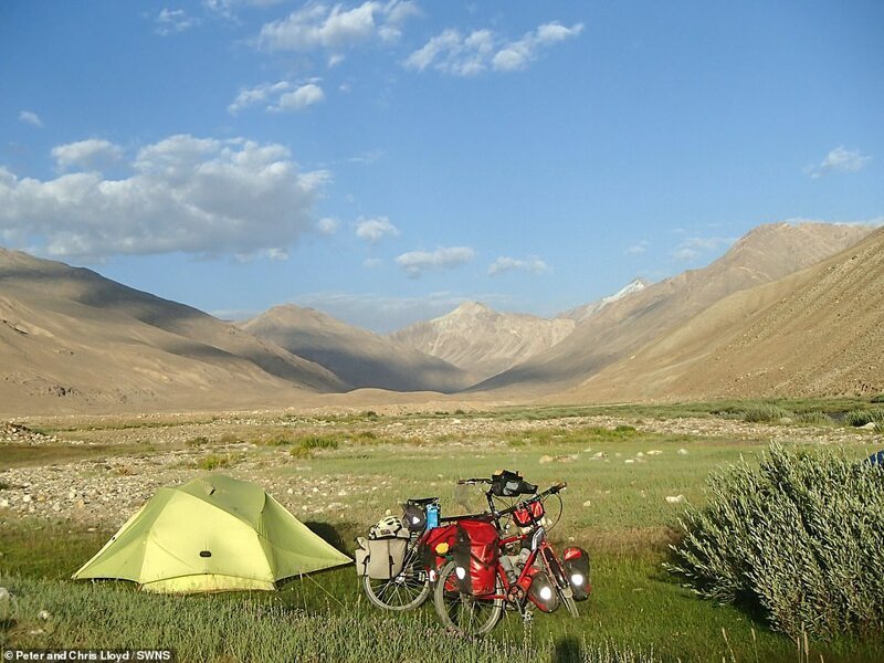 На ночевку они останавливались там, где можно поставить палатку. Горы Таджикистана