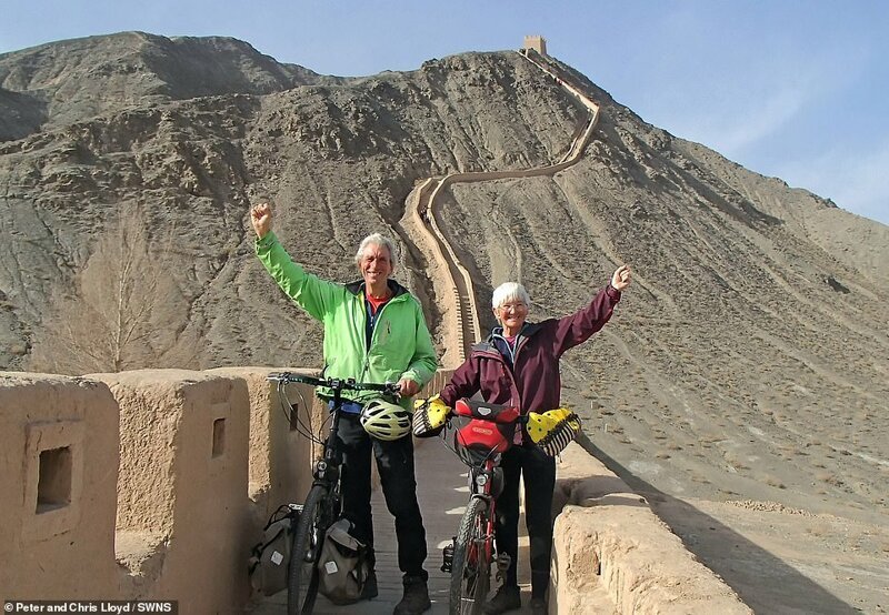 Питер и Крис в конечной точке своего путешествия - на Великой китайской стене