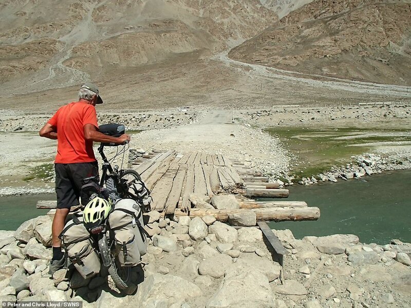 Иногда дорога преподносила сюрпризы в виде препятствий, существенных для велосипедиста. На фото - мостик через реку в Таджикистане