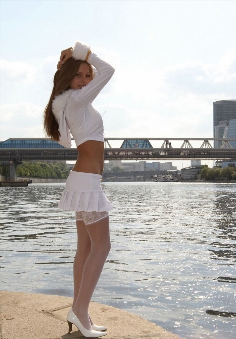 Девушка в белой мини юбке