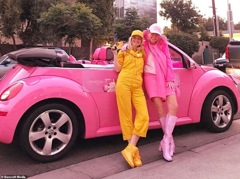 Одержимая розовым цветом американка нашла себе помешанную на желтом подругу
