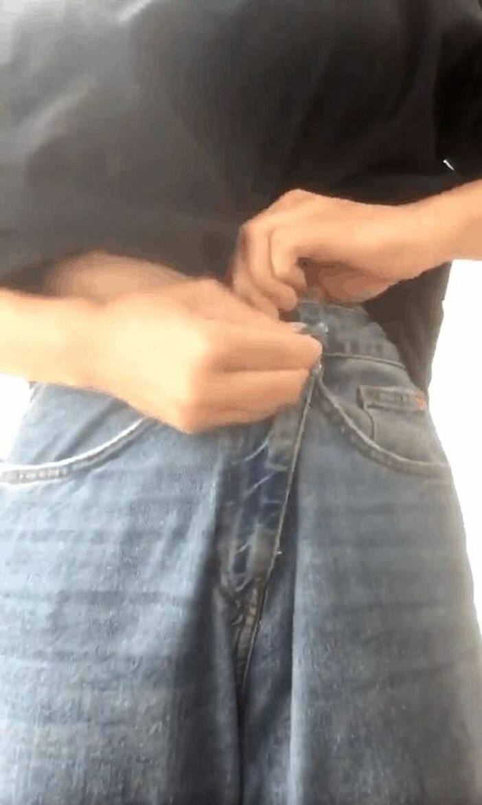 Шаг 3: придерживая пуговицу, чтобы она не выскочила обратно, застёгиваем джинсы