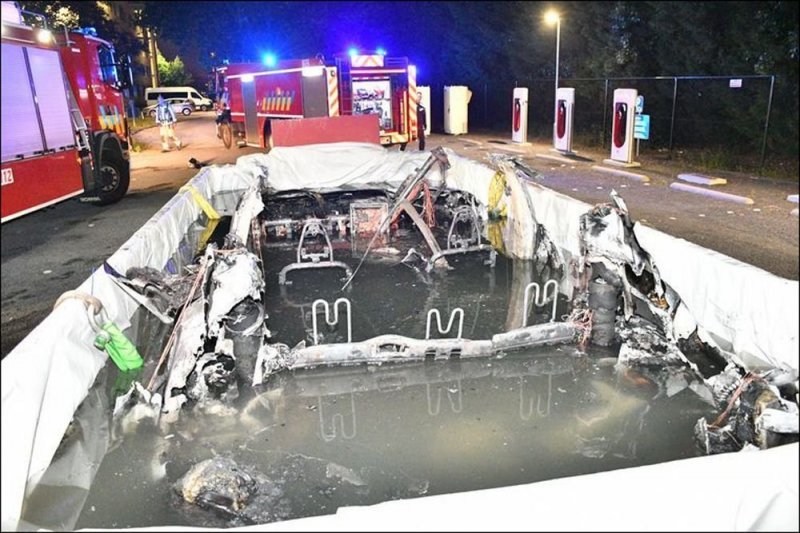 Пожарным из Бельгии пришлось утопить загоревшийся электромобиль Tesla Model S