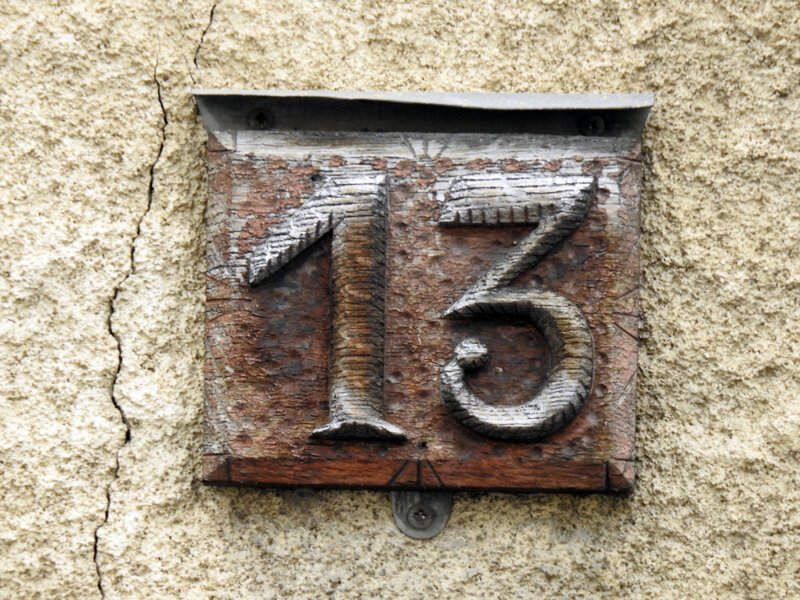 Почему число 13 называют «Чертовой дюжиной»?