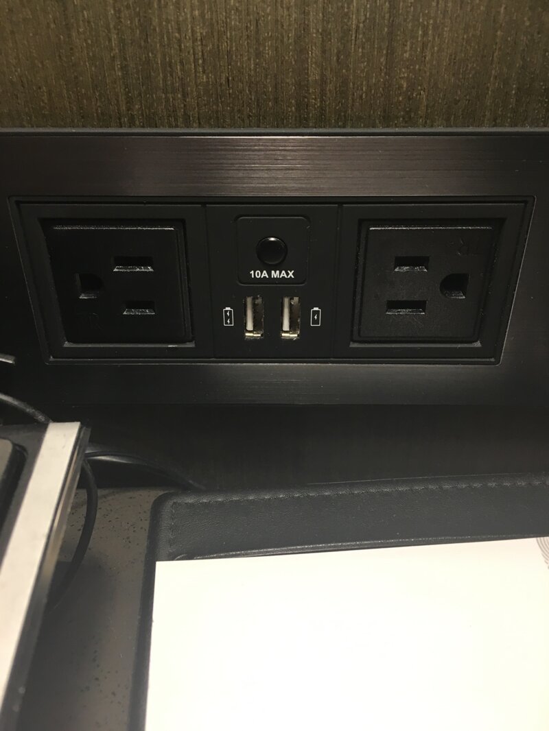 В отеле, в котором я живу, есть быстрая и медленная зарядка через порт USB