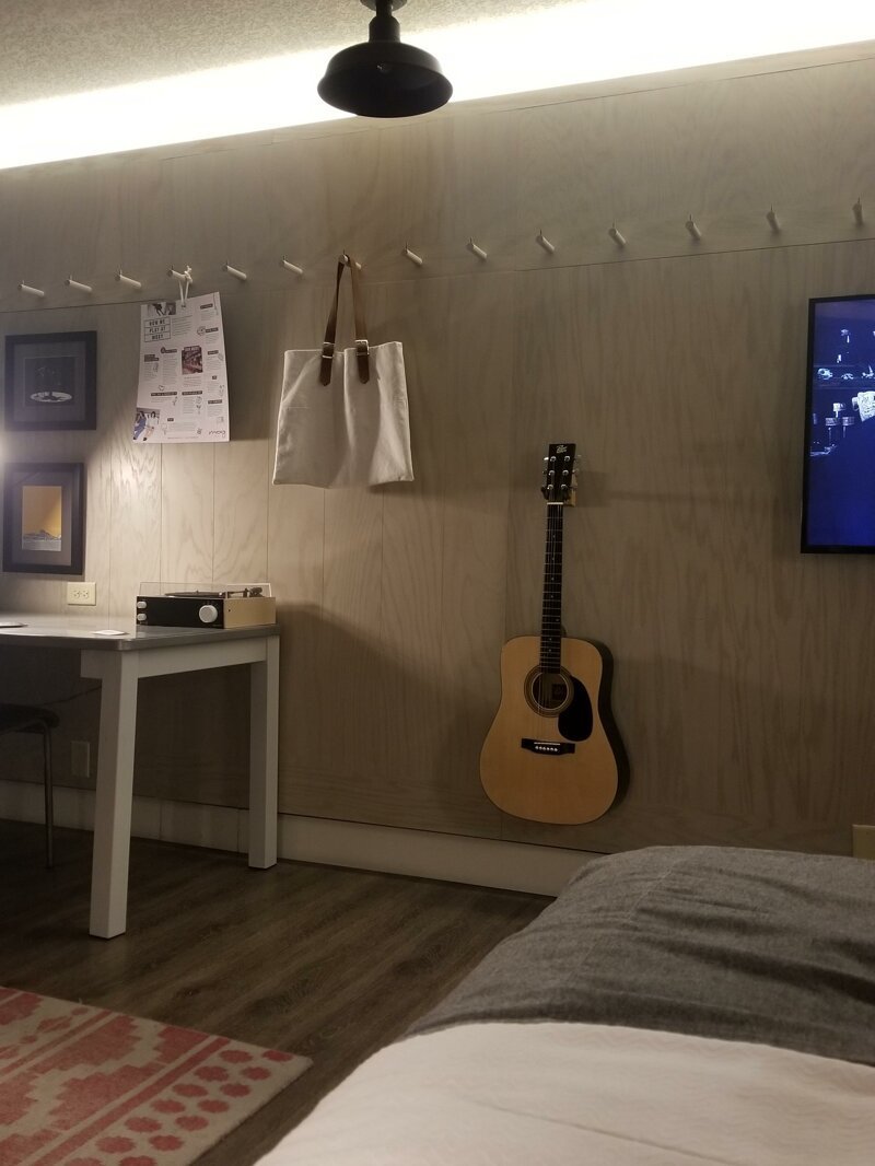 В своем гостиничном номере обнаружил гитару, и она настроена! Просто круто!