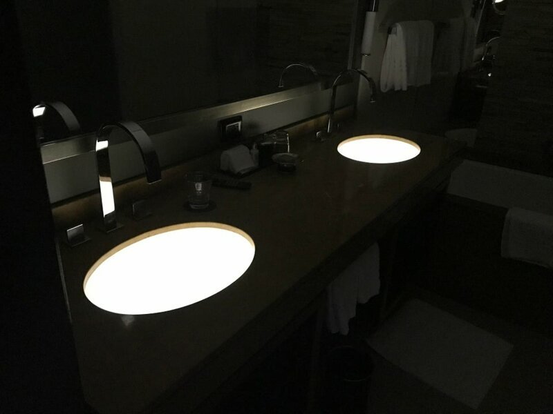 Подсветка раковин в ванной гостиничного номера