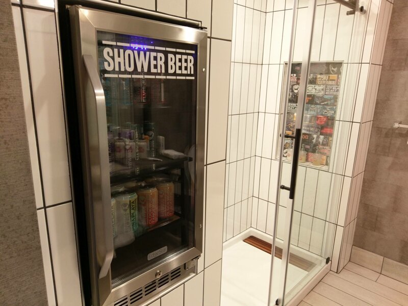 В этом отеле встроенный холодильник с напитками расположен рядом с душем