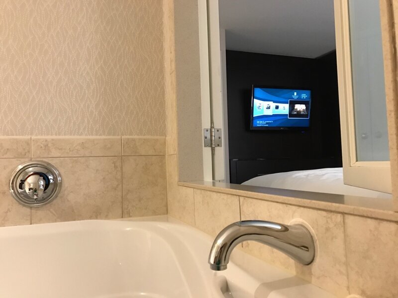Через окно в ванной комнате этого отеля можно смотреть телевизор, пока расслабляешься в джакузи