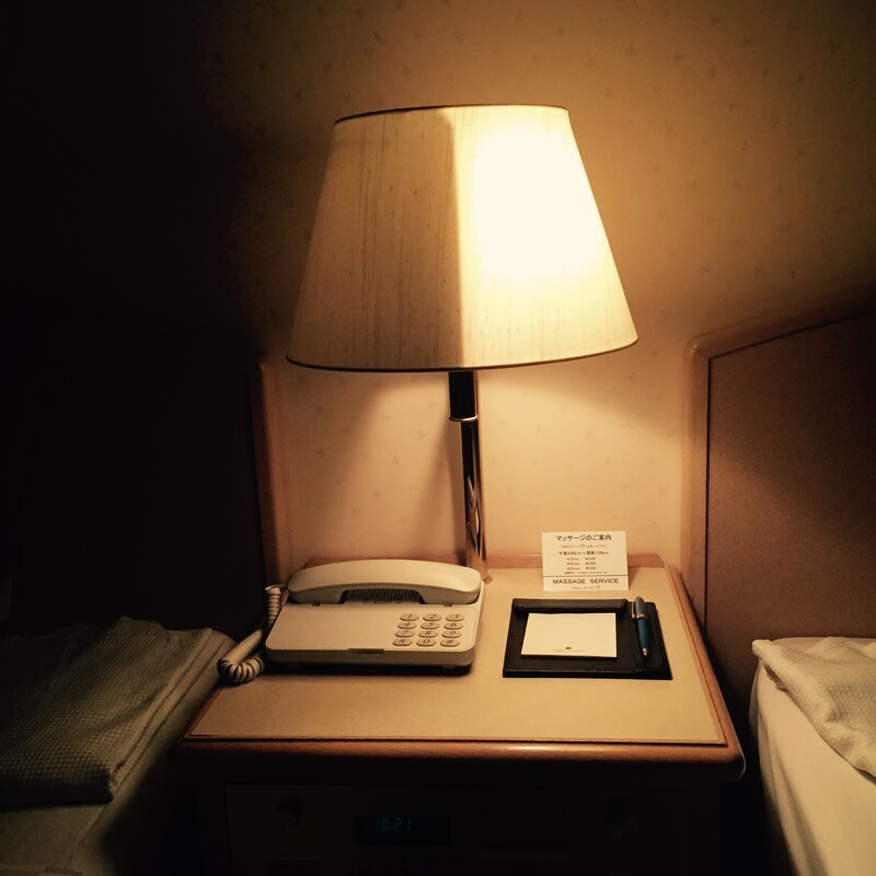 Прикроватная лампа я отеле Японии: можно осветить часть комнаты, не мешая второму человеку спать