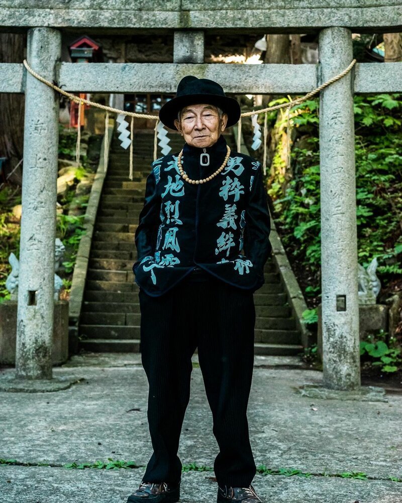 И хотя столь авангардный гардероб может показаться необычным для 84-летнего дедушки, Теции помогли так одеться