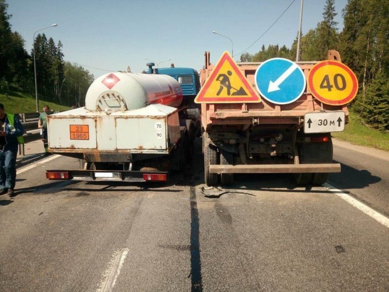 Авария дня. ДТП с участием двух грузовых и легкового автомобиля в Ленобласти