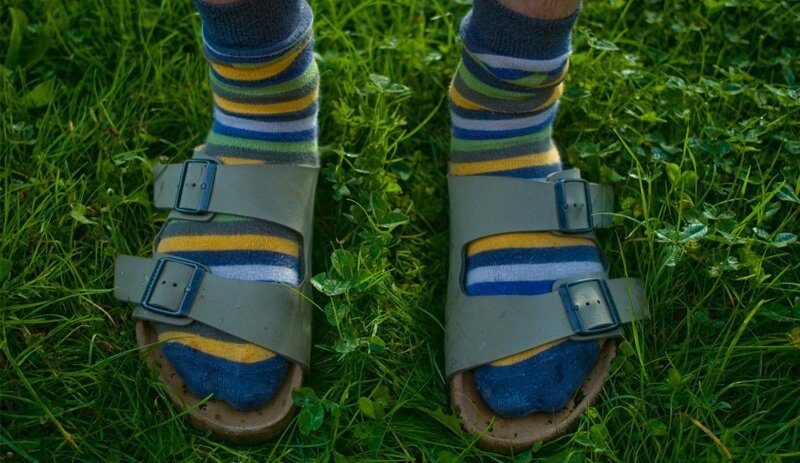 Новый тренд этого лета - носки под сандалии. Теперь можно!