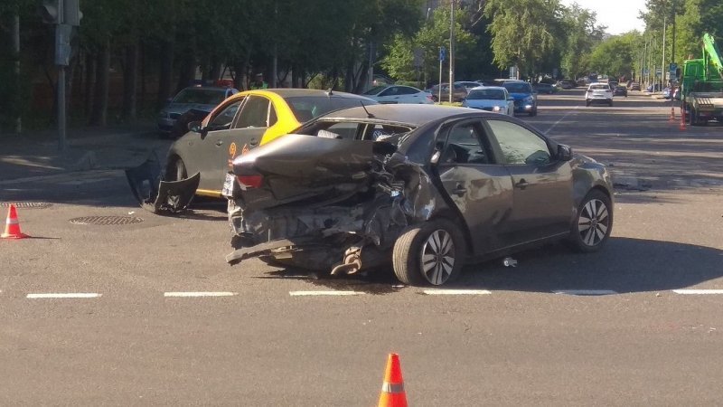 Жесткая авария с участием каршерингового автомобиля в Москве