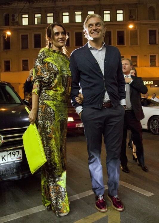 Олег Тинькоф, основатель небезызвестного банка, состояние –1,43 миллиарда долларов  и его супруга Рина Восман