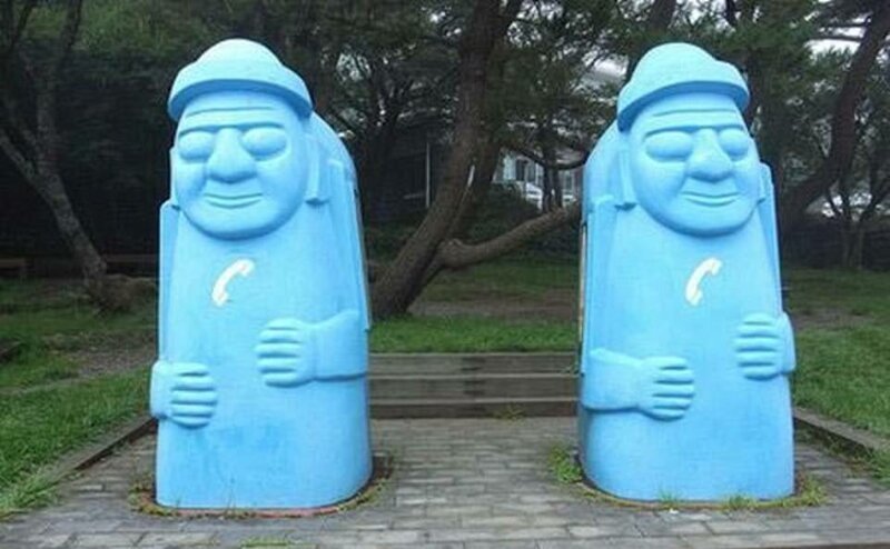 И напоследок - телефонные будки в виде гигантских голубых человечков (остров Чеджу, Южная Корея)