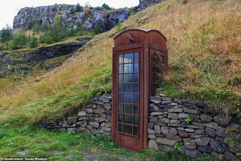 Одинокая ржавая телефонная будка (Исландия)