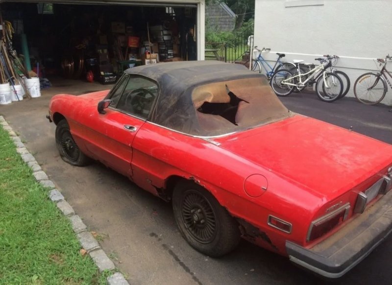 25 лет заточения: пришли разбираться в гараже, а нашли Alfa Romeo Spider 1976 года