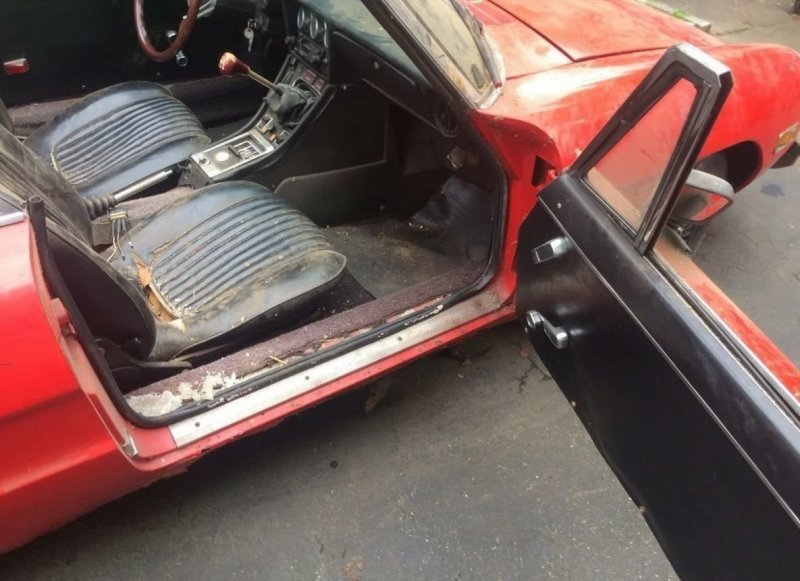 25 лет заточения: пришли разбираться в гараже, а нашли Alfa Romeo Spider 1976 года