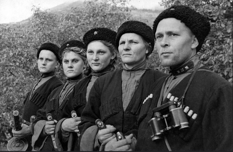 Семья Г. Зубенко, вся вступившая добровольцами в казачью часть Красной армии. Кубань,сентябрь 1942 года